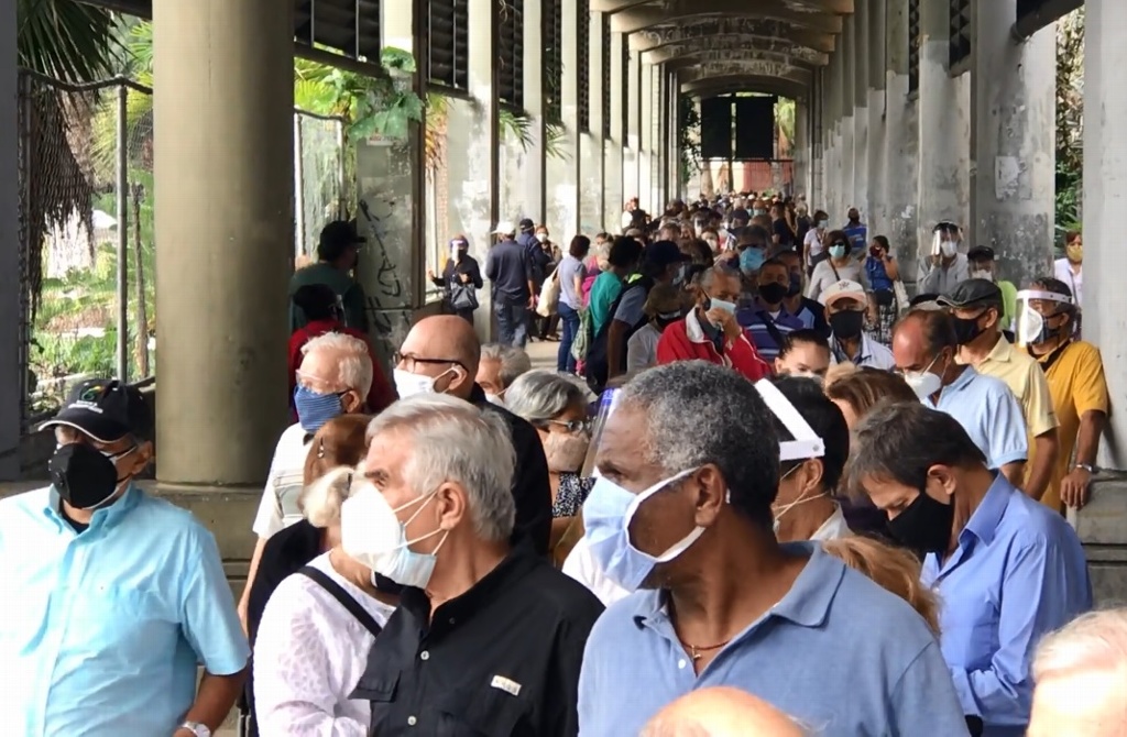 Imagen Desinformación y largas filas marcan proceso de vacunación en Venezuela
