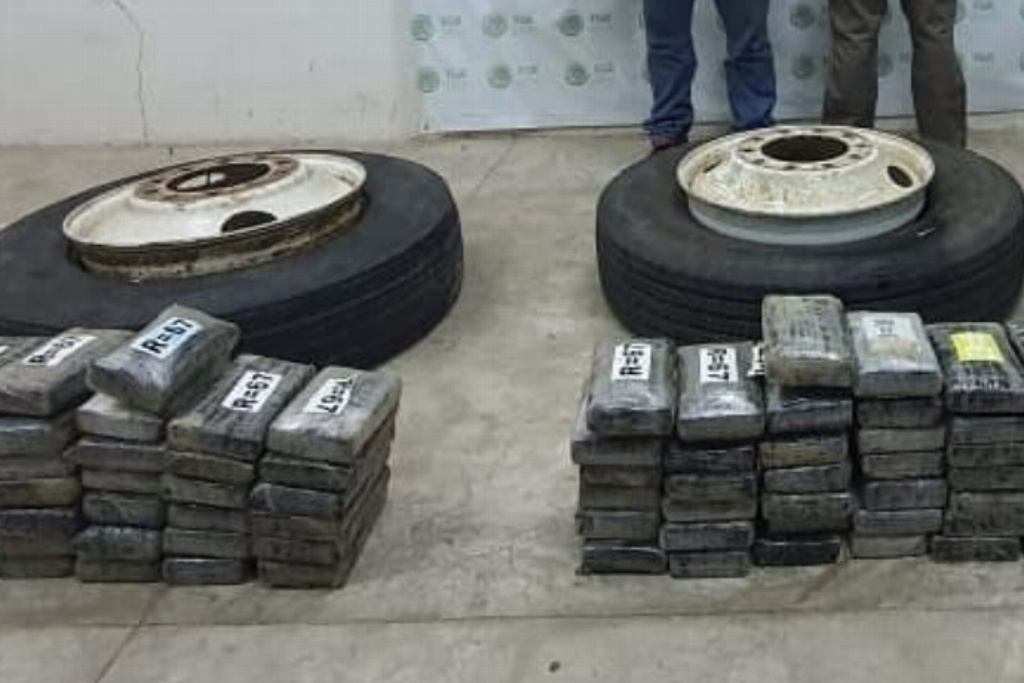 Imagen Aseguran 100 kilos de cocaína ocultos en llantas de un camión (+Fotos)