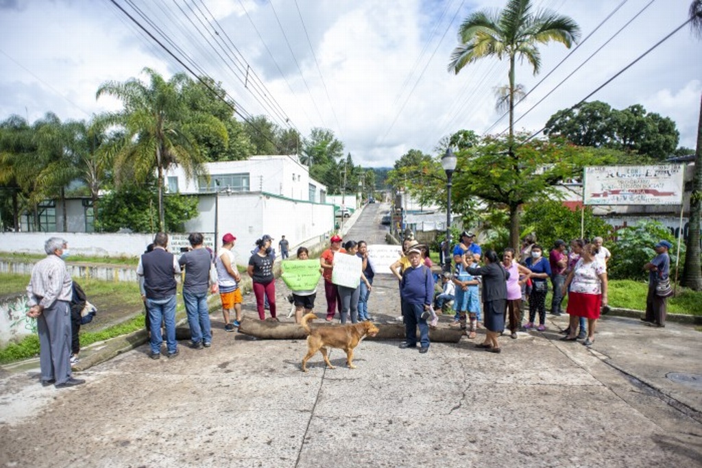 Imagen Vecinos culpan a centro deportivo de inundaciones en la colonia Díaz Mirón de Coatepec