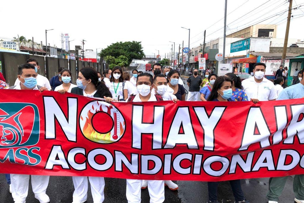 Imagen No hay aire acondicionado en el IMSS de Veracruz; trabajadores se manifiestan 