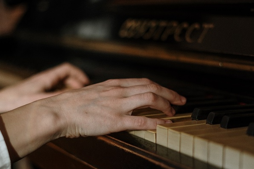 Imagen La UV invita a niñas y niños a inscribirse para aprender piano, guitarra, flauta o violín