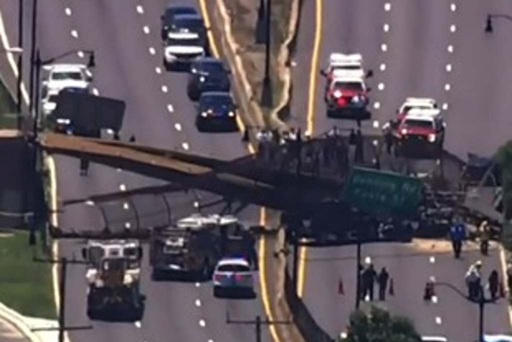 Imagen Reportan 3 heridos tras colapso de puente peatonal 