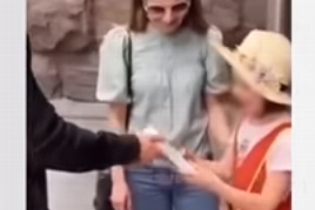 Imagen Tiktoker le regala iPhone a una niña y se lo arrebata cuando termina de grabar (+video)