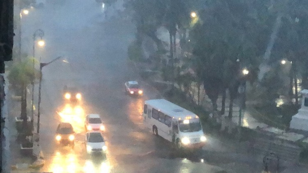 Imagen Cae fuerte aguacero en Veracruz; tome sus precauciones