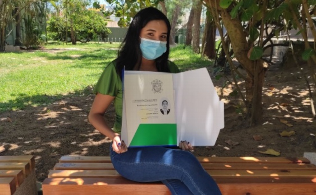 Imagen Se viraliza imagen de Evelin, veracruzana que pagó sus carrera vendiendo dulces