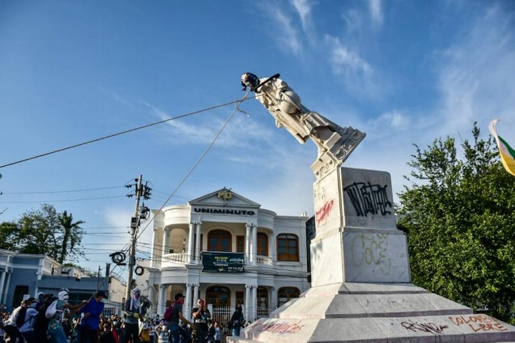 Imagen Derriban y arrastran estatua de Cristóbal Colón en Colombia 