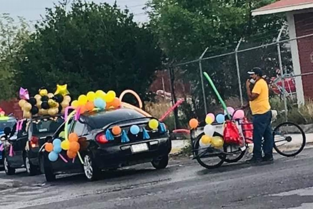 Imagen En su triciclo papá se une a la caravana de graduación de su hijo y conmueve las redes  
