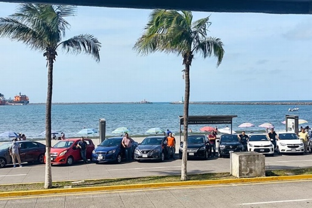 Imagen Ponen sus autos a disposición de niños que no tienen uno para ir a caravanas de graduación en Veracruz