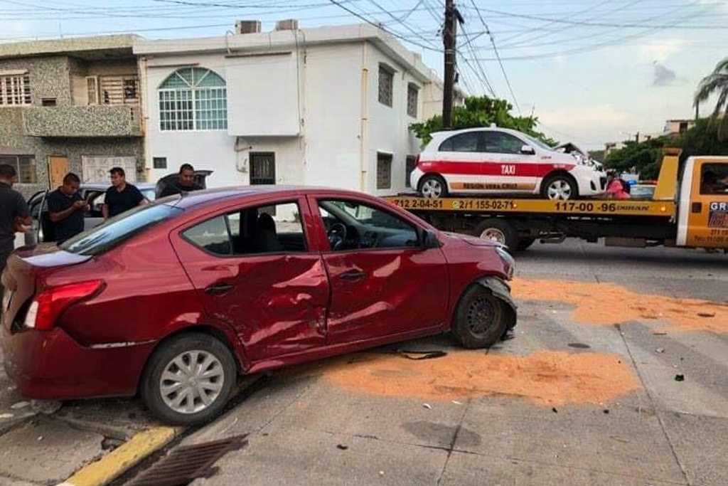 Imagen Carambola, dos autos impactan a coche en Veracruz 