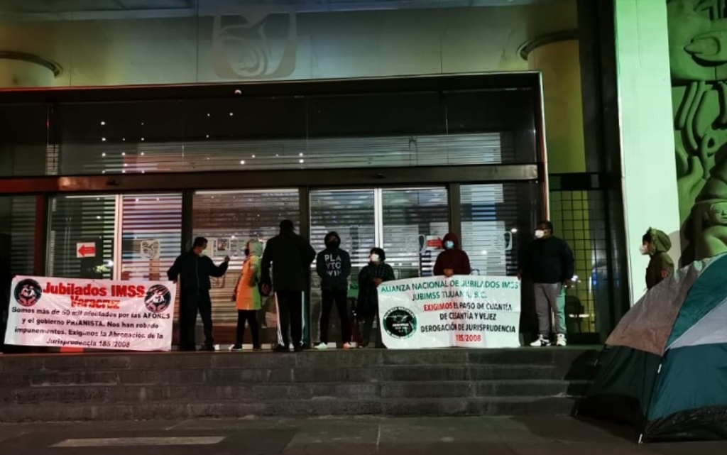 Imagen “Que nos devuelvan ahorros de cesantía y vejez”: trabajadores jubilados del IMSS toman oficinas generales en CdMx