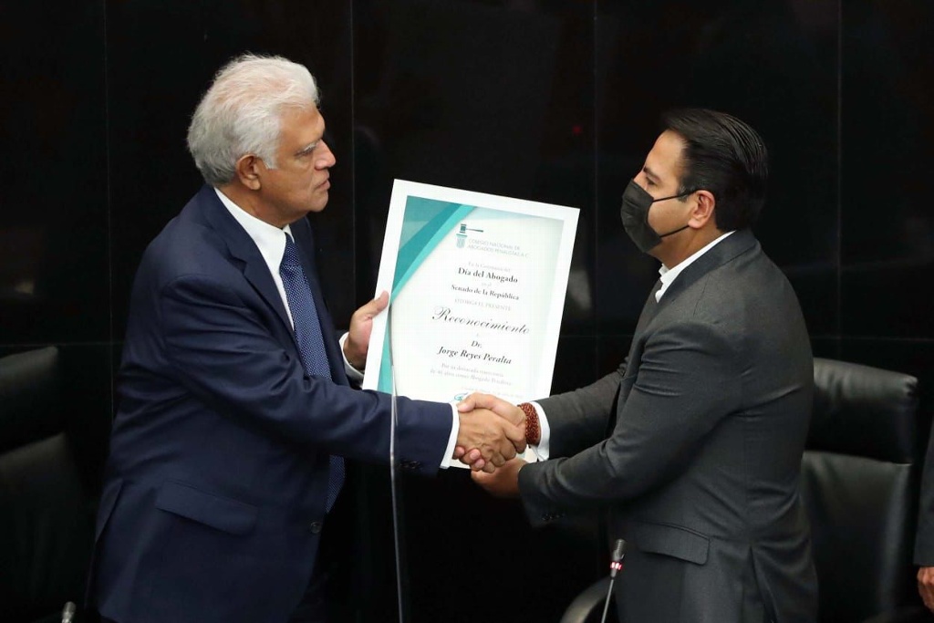Imagen Senado otorga reconocimiento al abogado Jorge Reyes Peralta