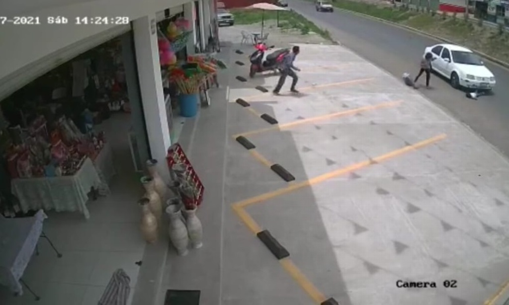 Imagen Niña sale corriendo y es atropellada en avenida; la reportan grave (+Video)