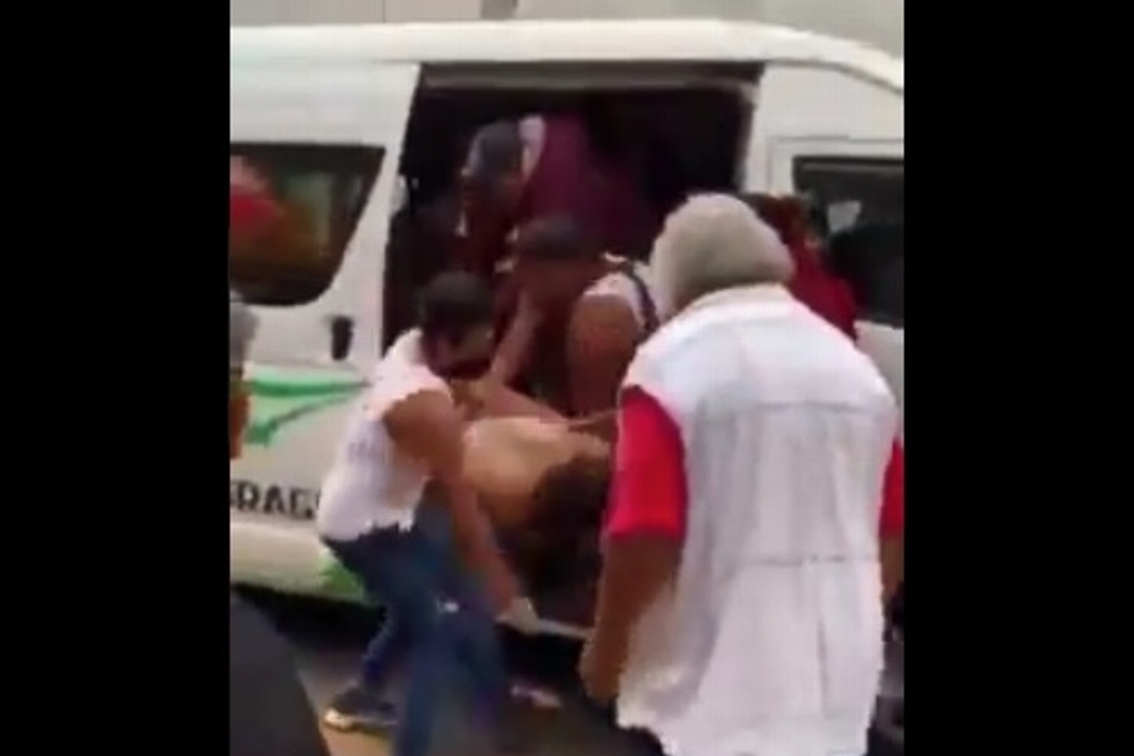 Imagen Pasajeros bajan a golpes a asaltante de combi; 