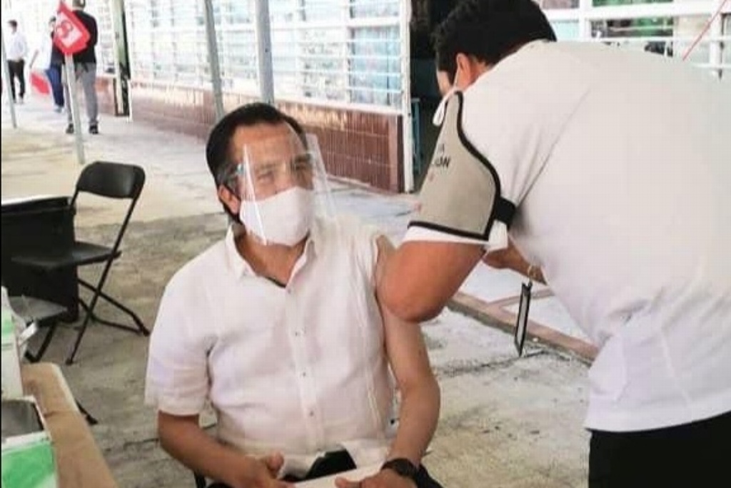 Imagen Gobernador de Veracruz recibe primera dosis de vacuna contra COVID-19