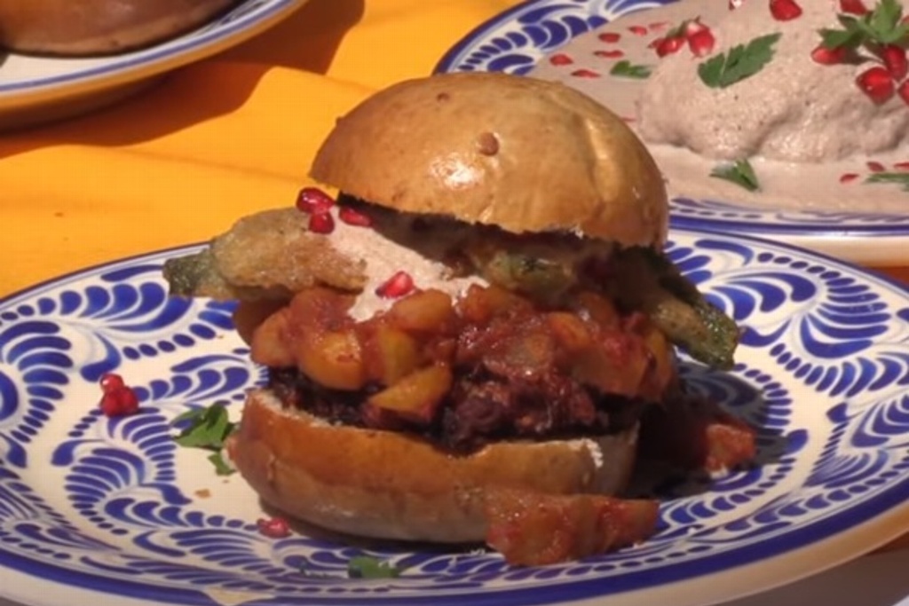 Imagen Ofrecen la 'hamburguesa en Nogada' ¿Se te antoja? (+Video)