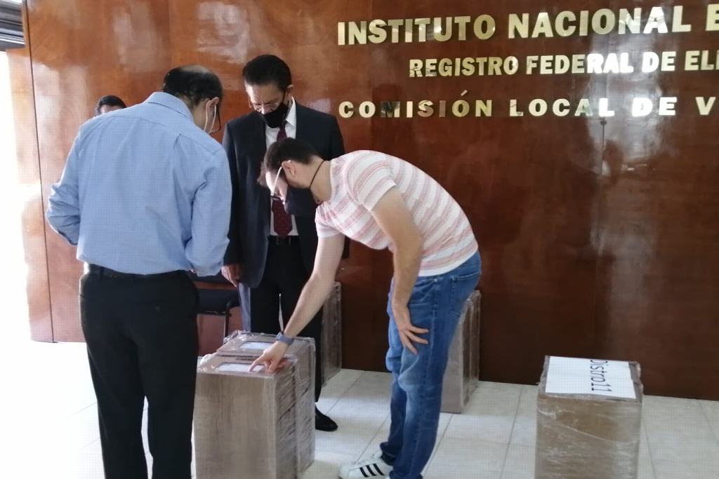 Imagen INE Veracruz entrega listas nominales que utilizarán en Consulta Popular 