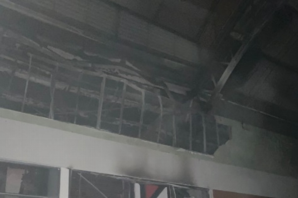 Imagen Cuantiosos daños por incendio en centro comercial de Xalapa, Veracruz, esta mañana