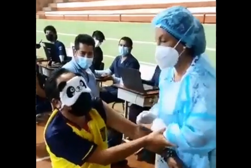 Imagen Hombre con fobia usa antifaz de panda para ser vacunado (+Video)