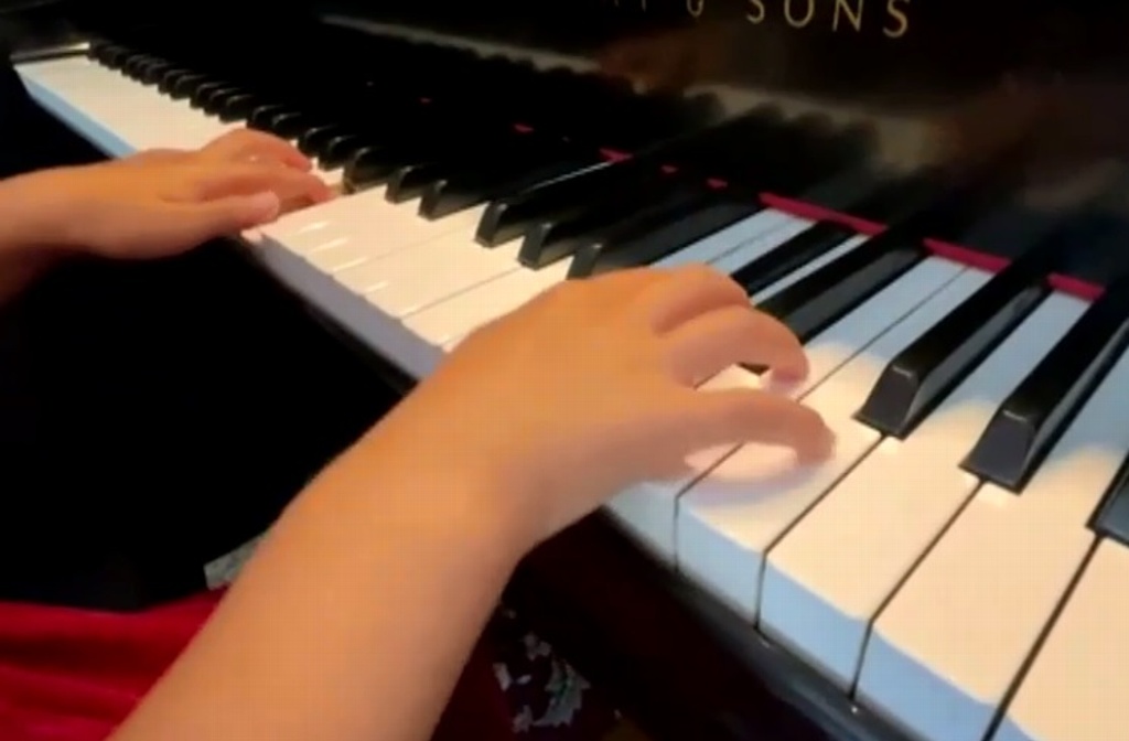 Imagen La inscribieron en primera ola de pandemia a clases de piano, resultó ser un prodigio de la música (+Video)