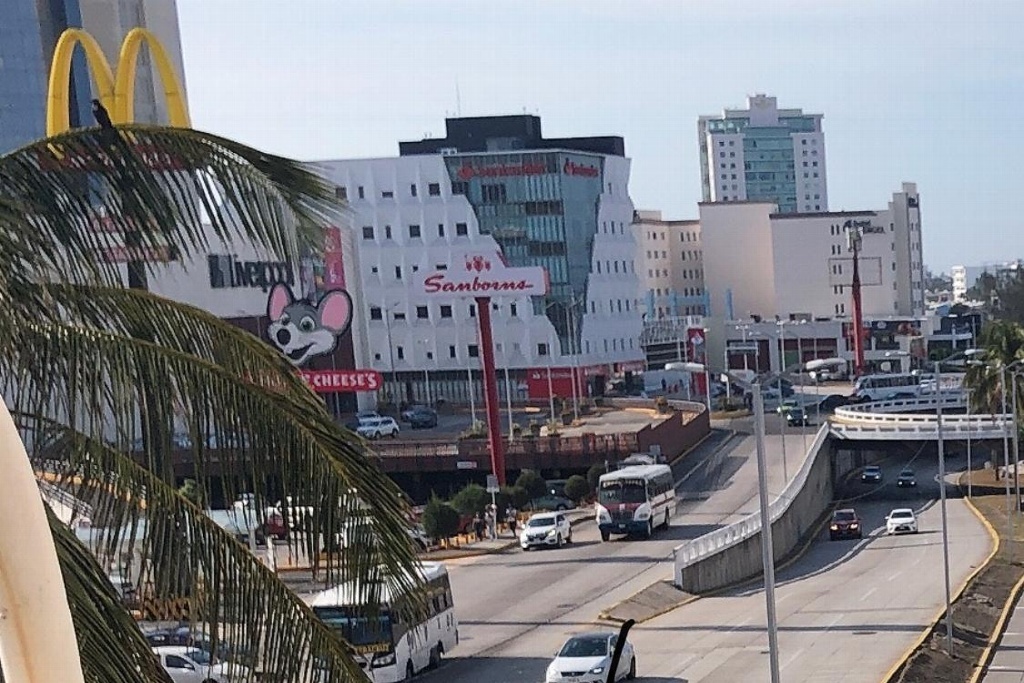 Imagen Así operan las plazas comerciales de Boca del Río con semáforo rojo 