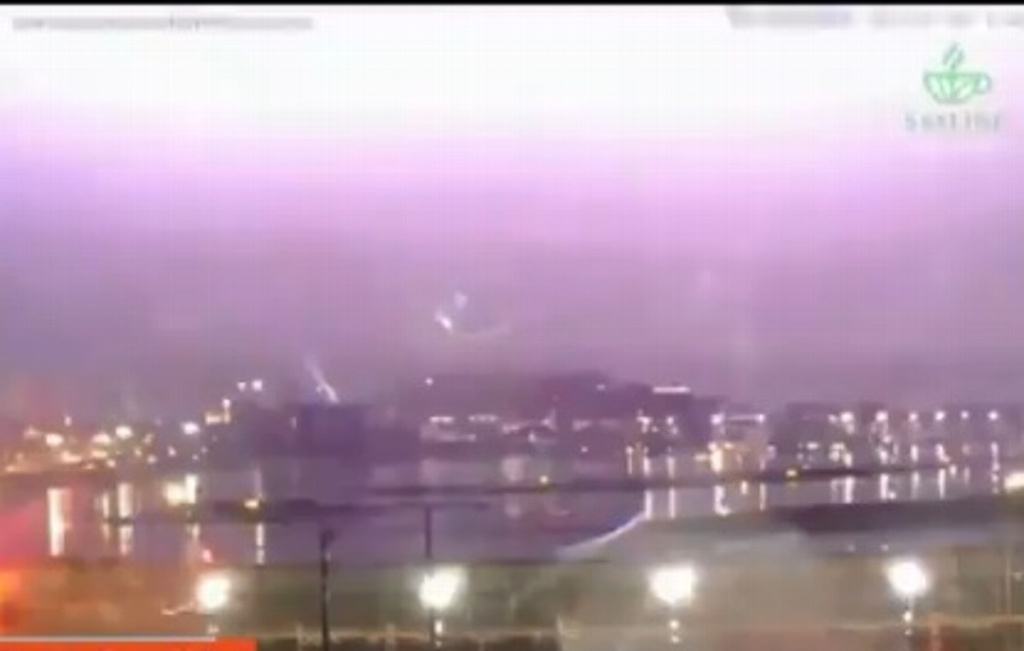 Imagen Cae impresionante rayo cerca del aeropuerto de CdMx (+Video)