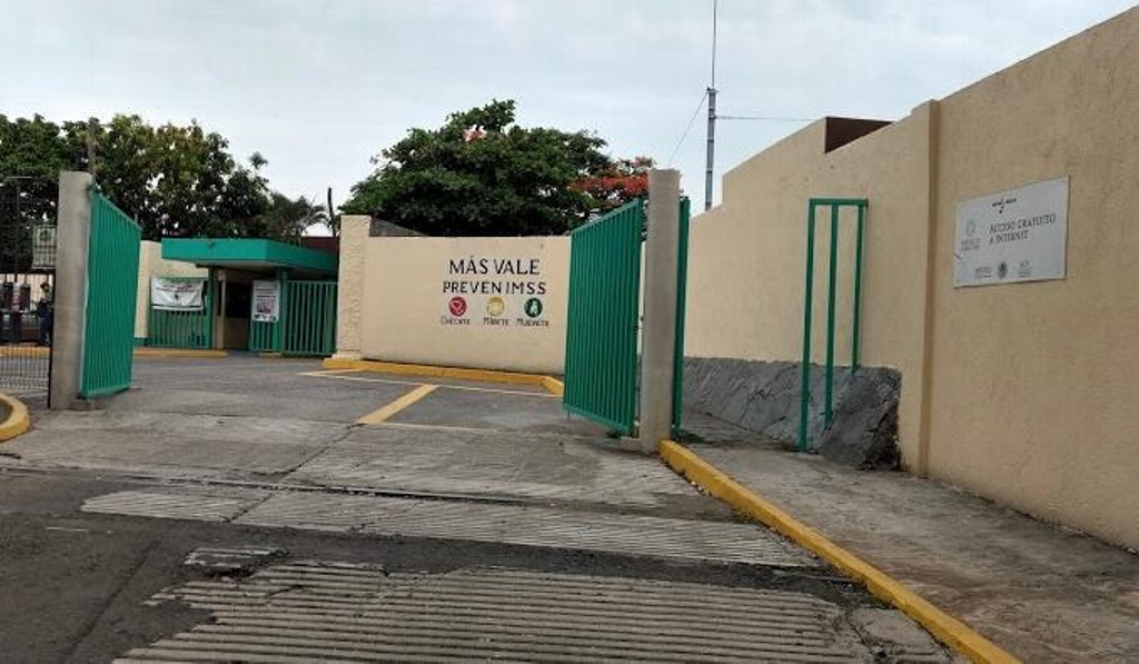 Imagen Reporta que llevó a su hijo a IMSS de Veracruz con síntomas de COVID-19 y 'no lo quisieron atender'