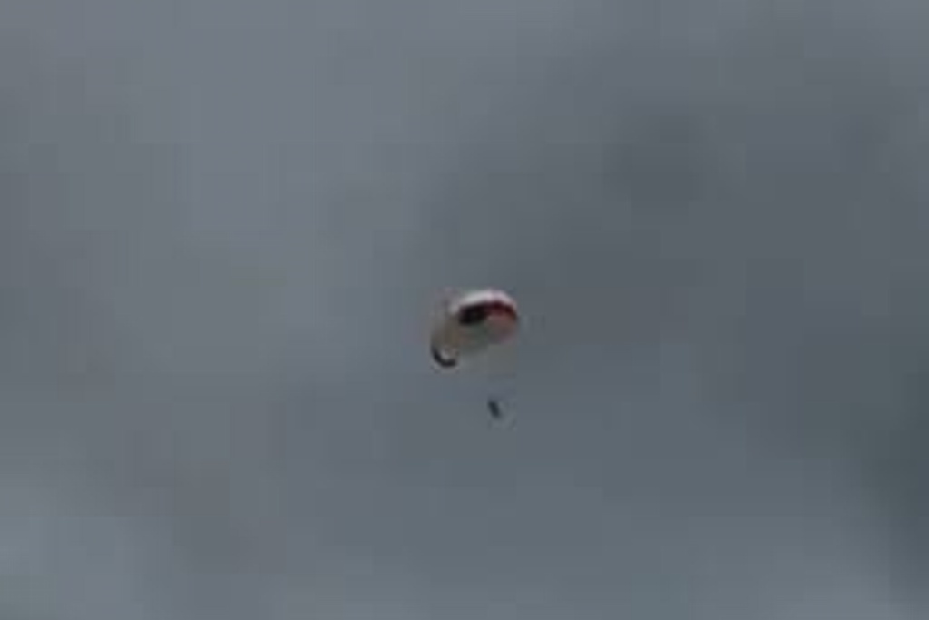 Imagen Cae del parachute tras romperse cuerda y sobrevive (+Videos)