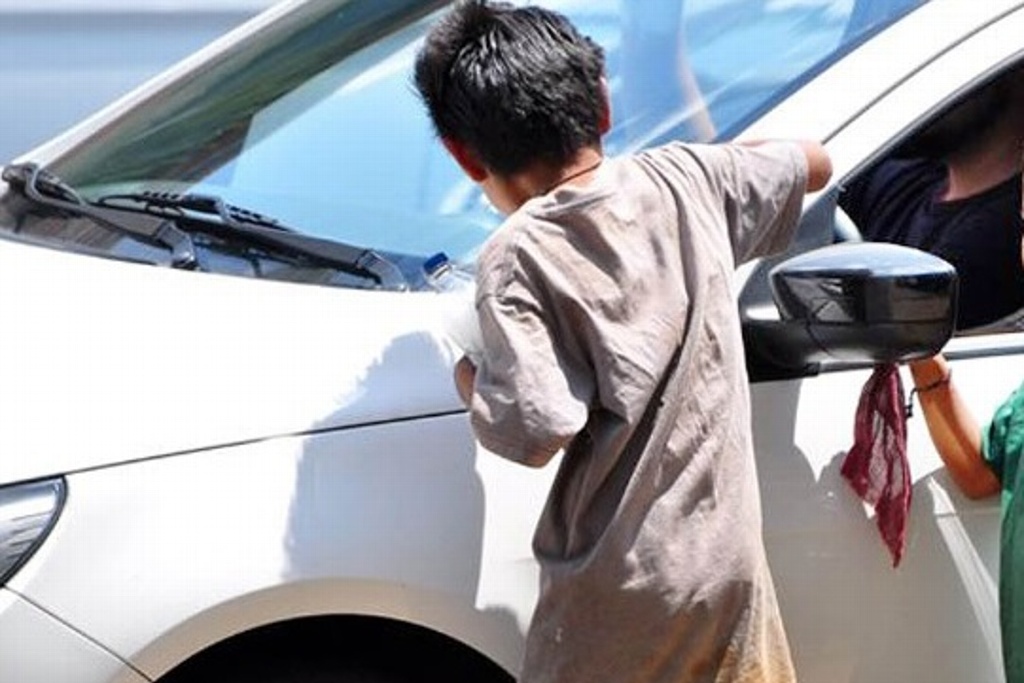 Imagen Aseguran a niños que limpiaban parabrisas en crucero de Veracruz