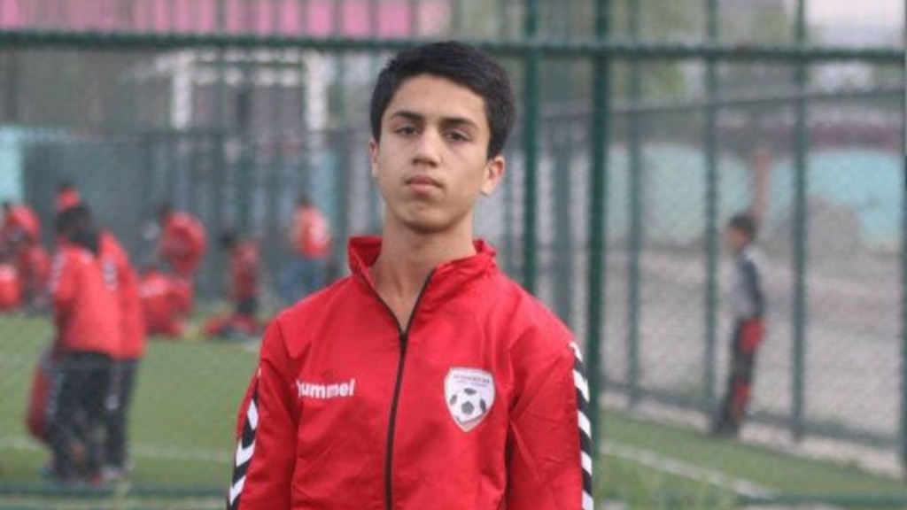 Imagen Muere futbolista afgano al intentar huir de su país; tenía 20 años 