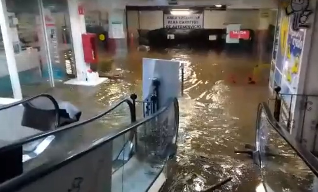 Imagen Así quedó plaza comercial en Xalapa tras inundación por Grace (+ video)