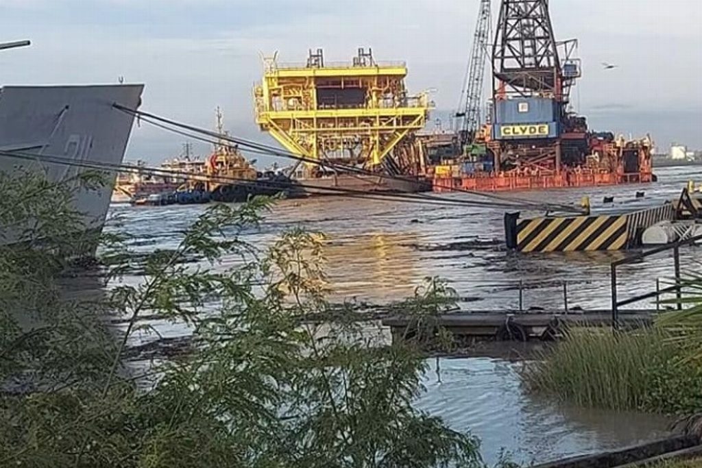 Imagen Buque y plataforma chocan con embarcaciones navales en Tuxpan, Veracruz