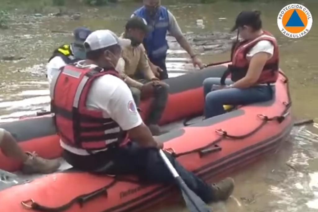Imagen Municipio veracruzano se inunda y recibe apoyo del gobierno... pero de Tamaulipas