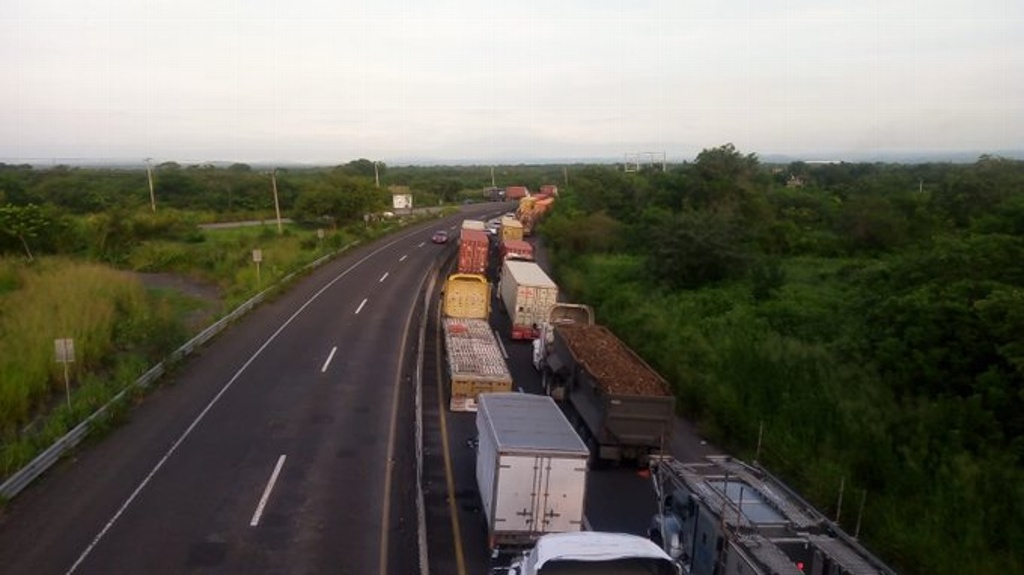 Imagen Cierre parcial en autopista Xalapa-Veracruz, tras aparatoso accidente