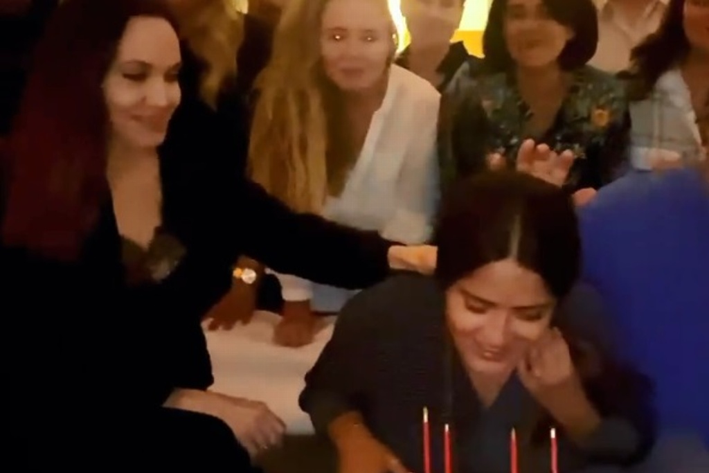 Imagen Angelina Jolie le da pastelazo a Salma Hayek por su cumpleaños (+Video)