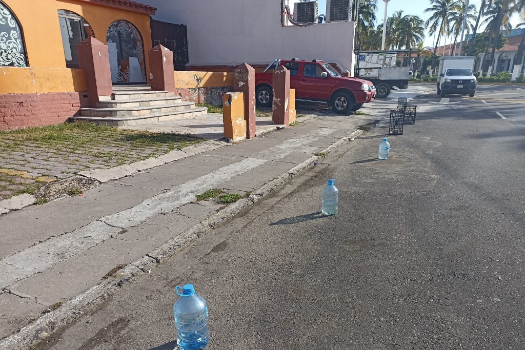 Imagen Franeleros apartan cajones de estacionamiento en Veracruz 