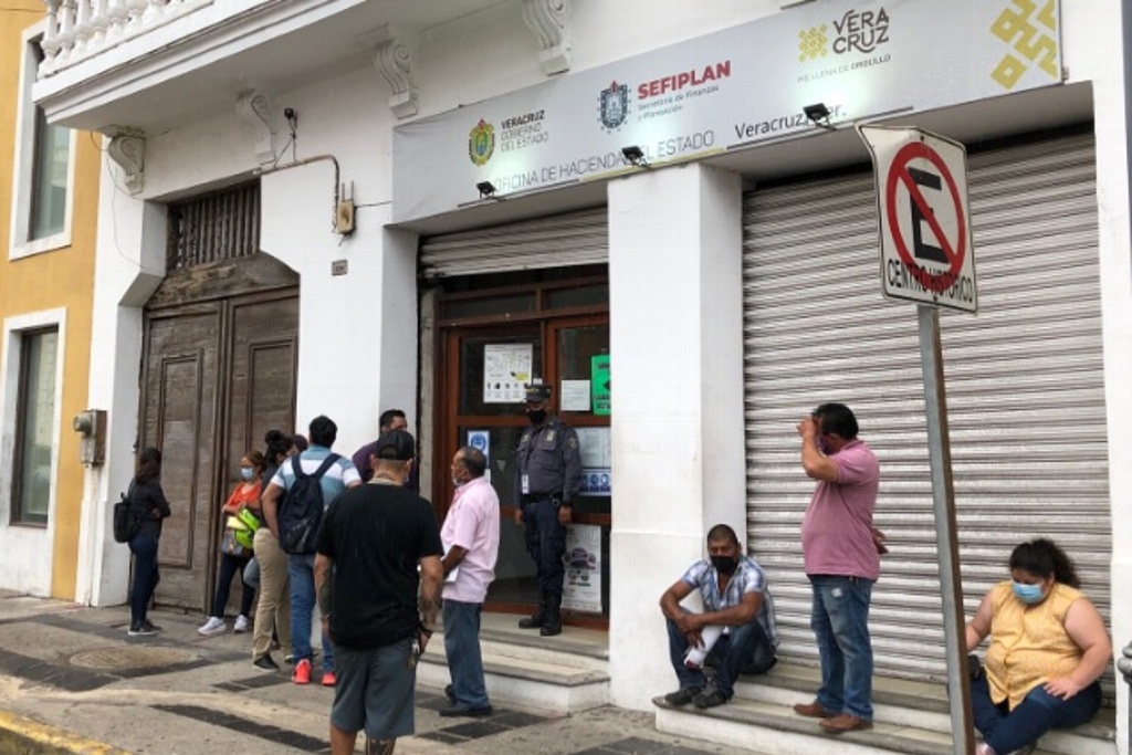 Imagen Tardan horas para un trámite en Oficina de Hacienda de Veracruz; 'es desesperante'