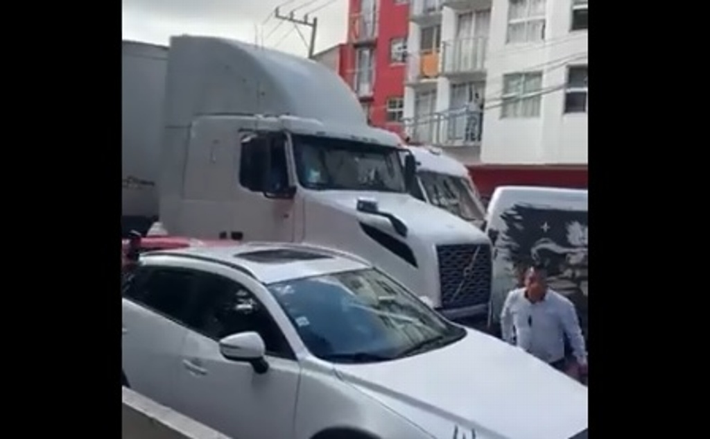 Imagen Tráiler embiste automóviles para no ser detenido (+Video)