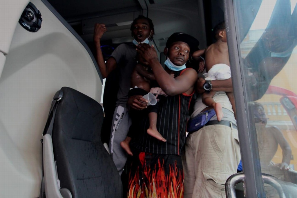 Imagen Haitianos se resisten a bajar de autobús, tras ser llevados a oficinas de migración en Veracruz 