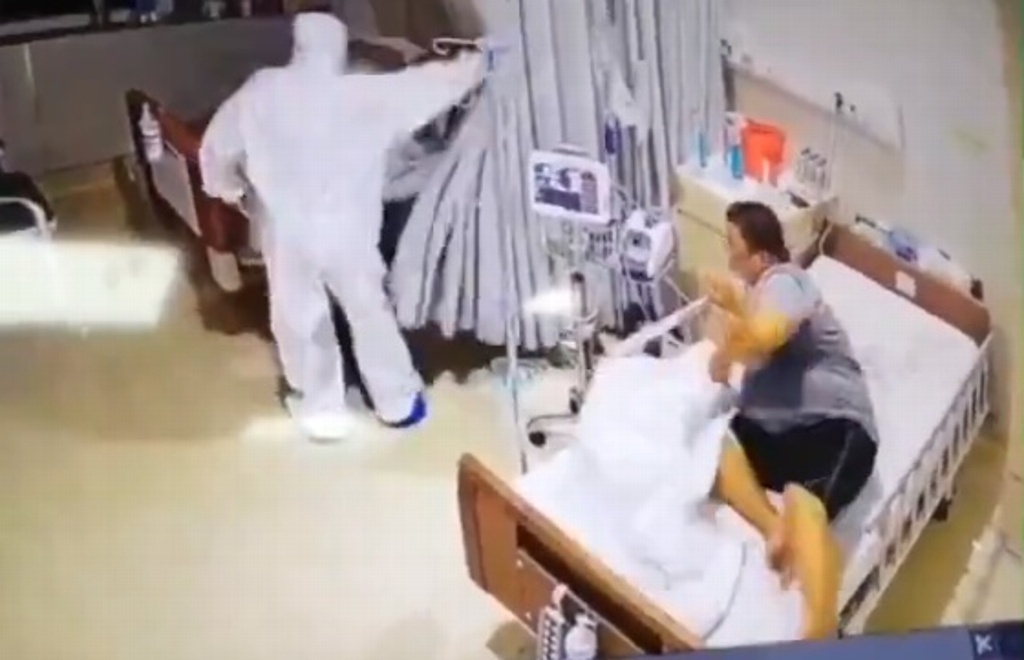 Imagen Confunde a enfermero con un fantasma y casi mata del susto al paciente de a lado (+video)