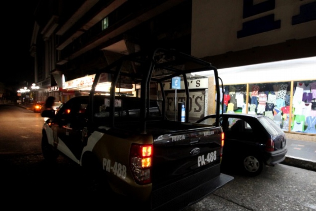 Imagen Exigen más alumbrado y seguridad en el centro de Veracruz; 'da miedo salir en la noche'