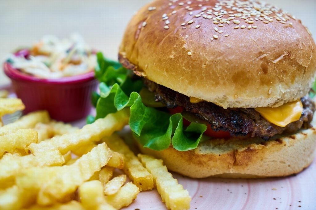 Imagen Encuentra dedo humano dentro de su hamburguesa en un restaurante (+fotos)