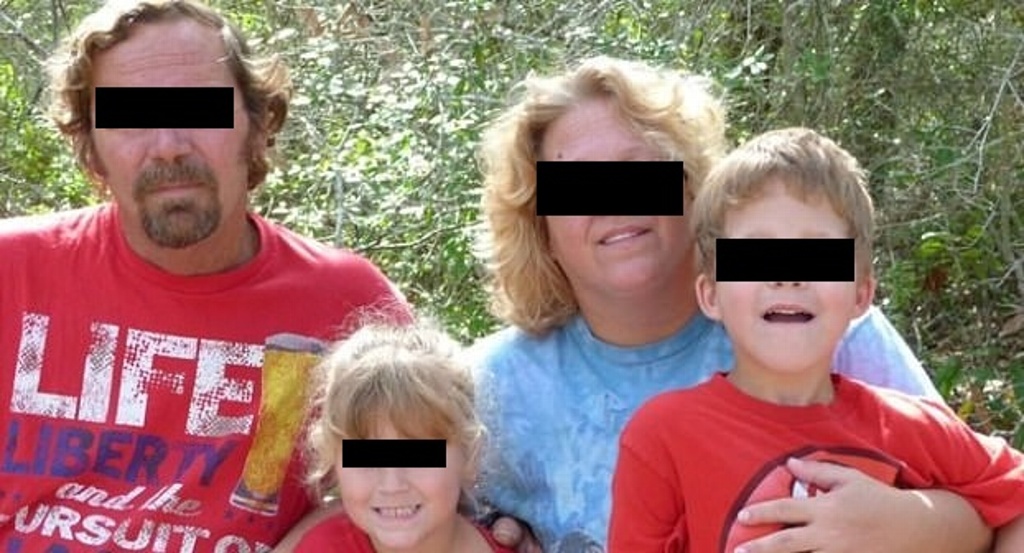 Imagen Mata a sus padres, su hermana y a sus perros; publica las fotos y luego se quita la vida 