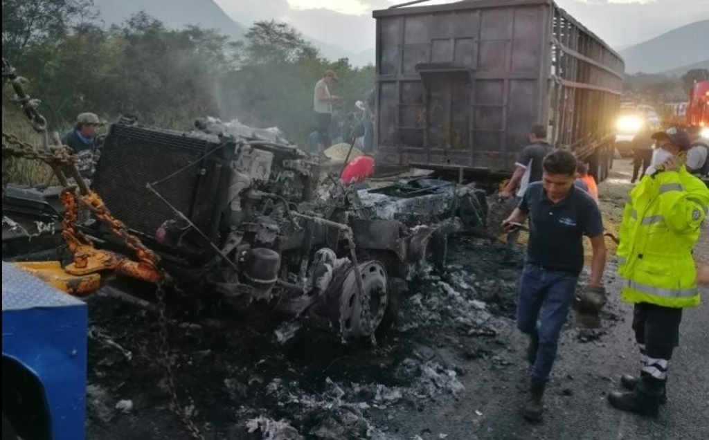 Imagen Reducido a cenizas termina un tráiler cargado de maíz en la autopista Puebla-Orizaba