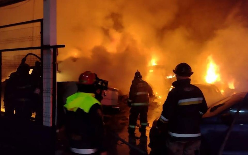 Imagen Incendio consume 8 casas y 2 vehículos 
