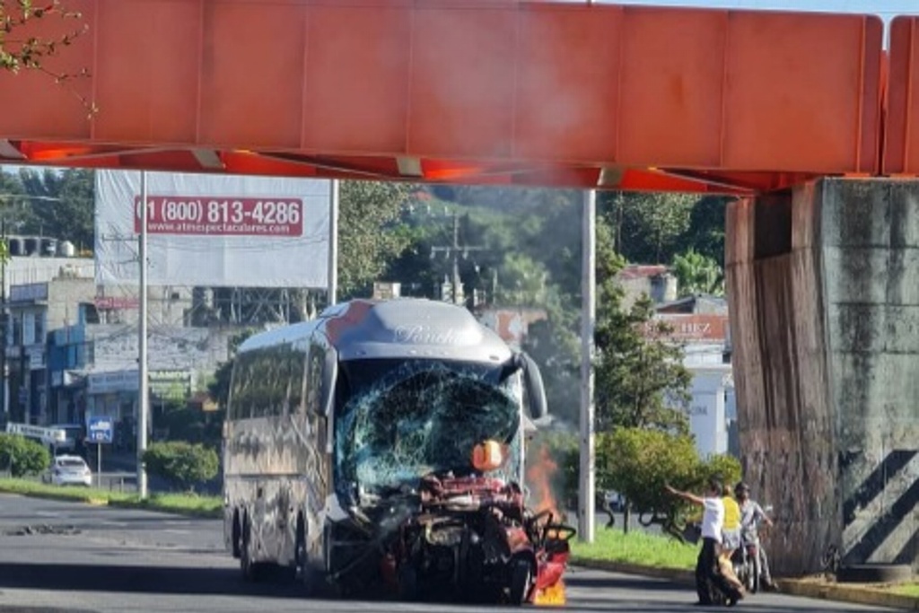 Aumentan a 8 los lesionados por fuerte accidente múltiple de autobús en