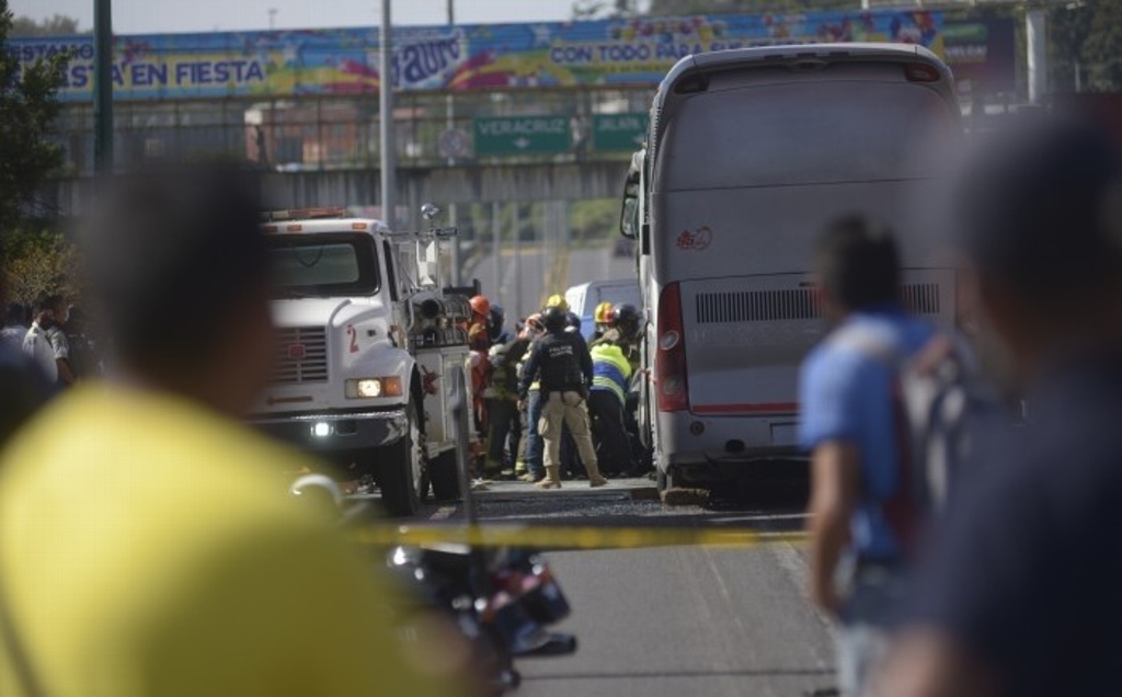 Imagen Suben a tres los muertos por choque múltiple de autobús en Xalapa