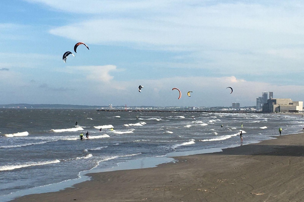 Imagen Realizan deportes extremos en playas de Boca del Río, aprovechan el viento del norte (Video)