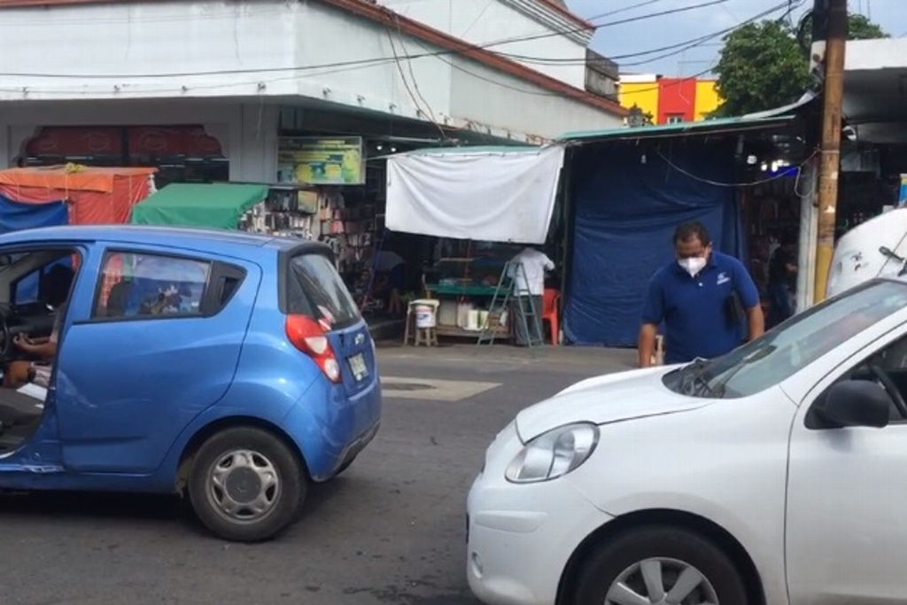 Imagen Chocan en la zona de mercados de Veracruz; iba una mujer embarazada