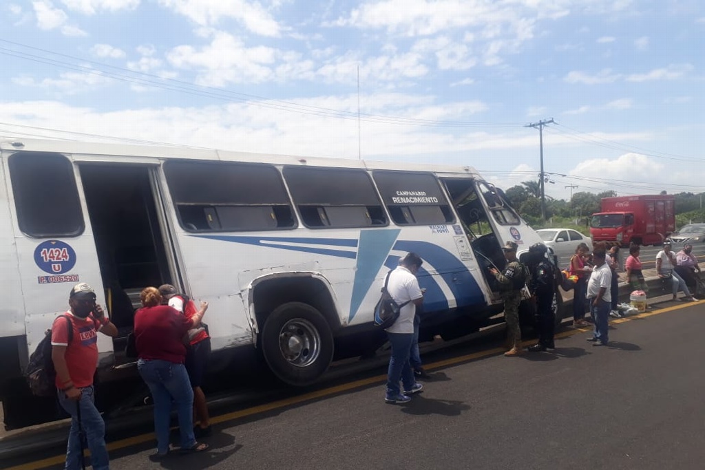 Imagen Camión se va a la cuneta con todo y pasajeros en Veracruz (+Video)