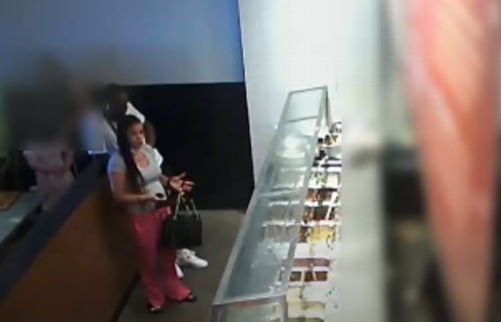 Imagen Amenaza con pistola a empleados de restaurante porque no tomaron su pedido
